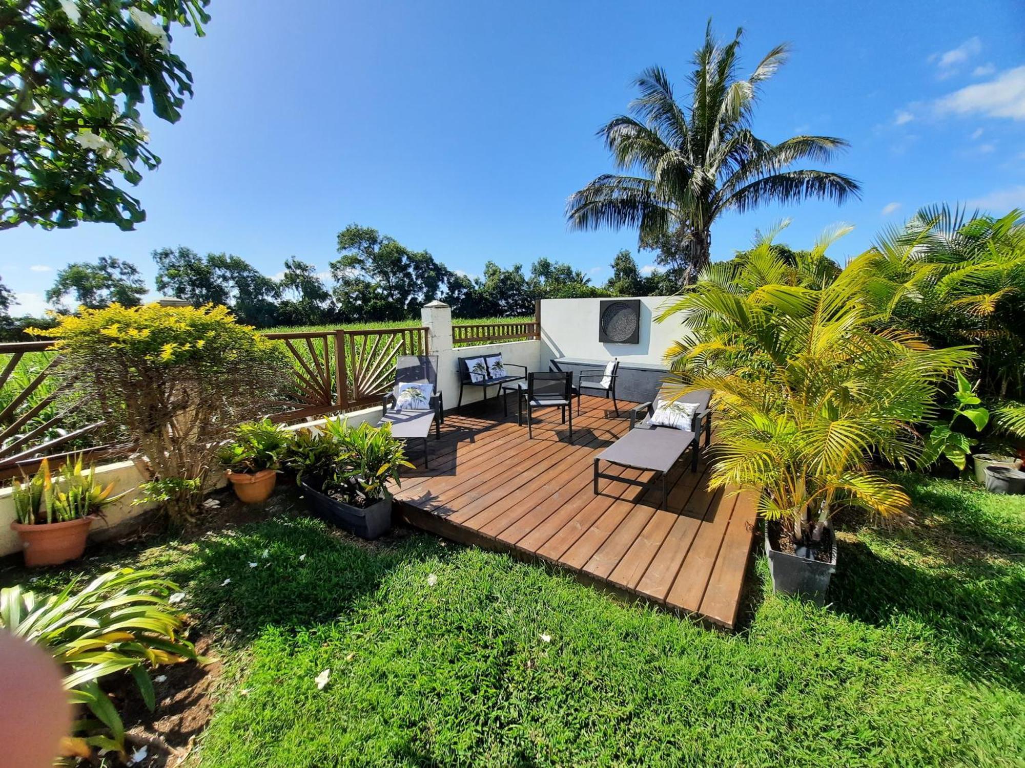 Joli Appartement, Piscine, Jacuzzi Sainte-Suzanne Exteriör bild